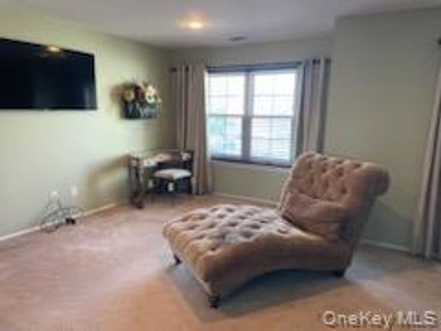 9 Summerfield Circle 9, Central Islip, NY 11722
