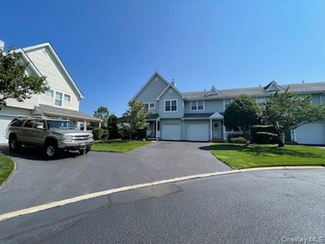 9 Summerfield Circle 9, Central Islip, NY 11722