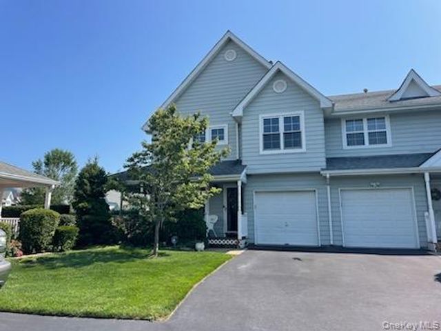 9 Summerfield Circle 9, Central Islip, NY 11722