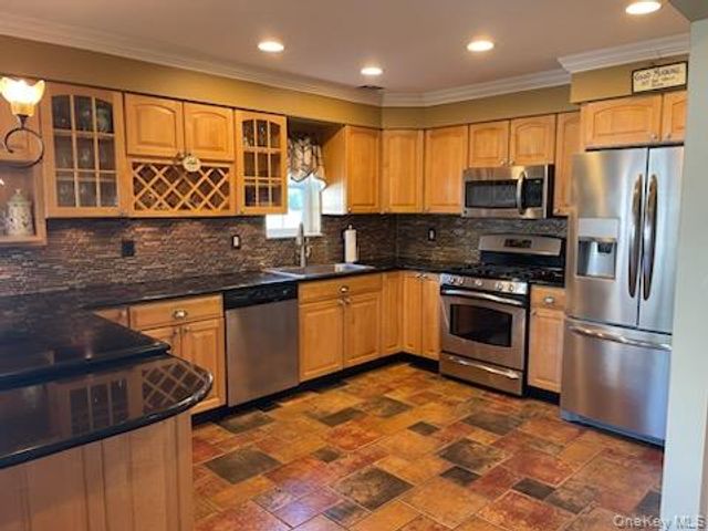 9 Summerfield Circle 9, Central Islip, NY 11722