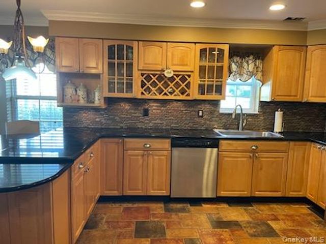 9 Summerfield Circle 9, Central Islip, NY 11722