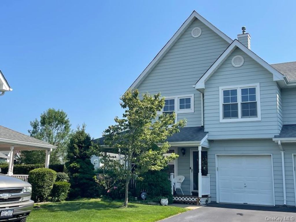 9 Summerfield Circle 9, Central Islip, NY 11722