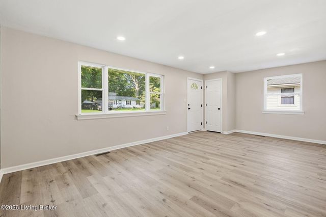 2209 Peaslee Rd, Louisville, KY 40216
