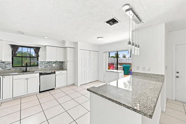 2716 Yale Lane, Boynton Beach, FL 33426