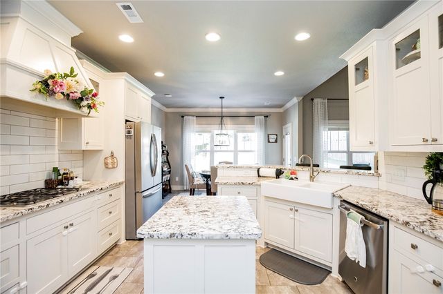 1010 Chancery Lane, Cave Springs, AR 72718