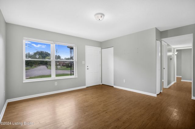 4810 Guy Dr, Louisville, KY 40258