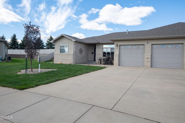 1530 Sagebrush Court, Dickinson, ND 58601 property photo