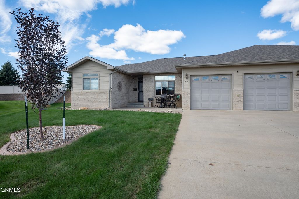 1530 Sagebrush Court, Dickinson, ND 58601 photo 2