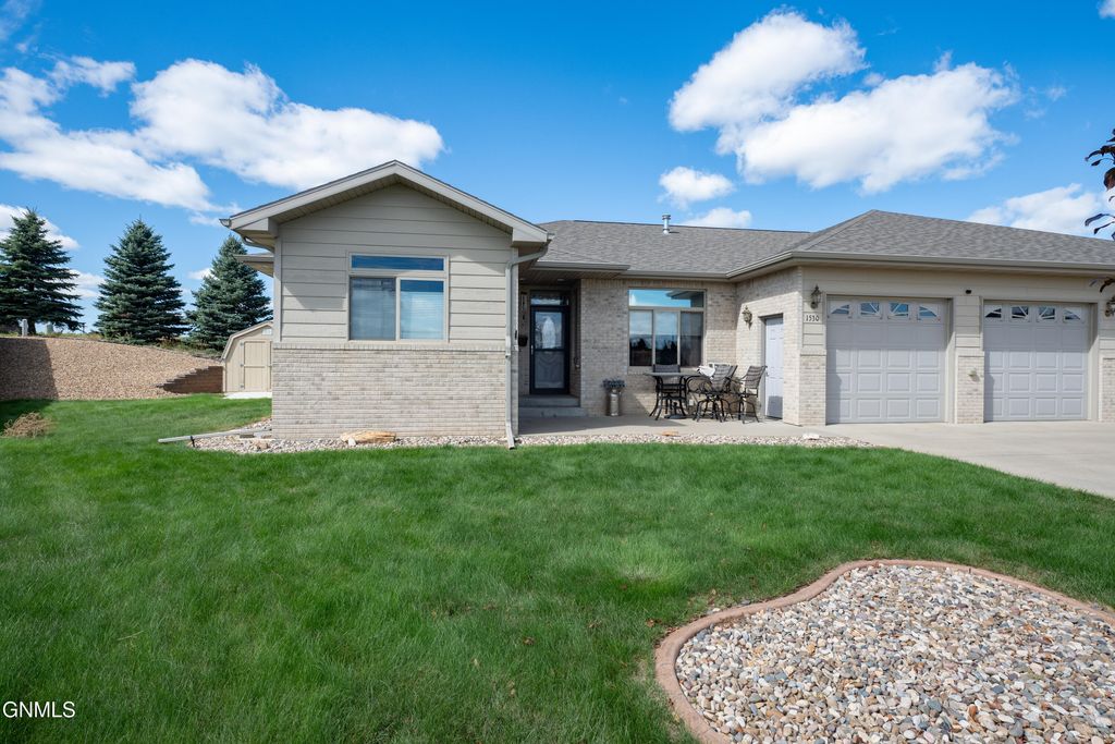 1530 Sagebrush Court, Dickinson, ND 58601 photo 3