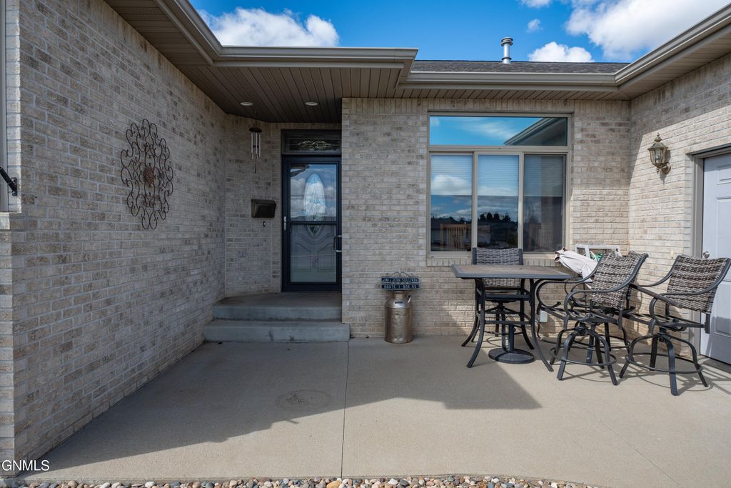 1530 Sagebrush Court, Dickinson, ND 58601 photo 4