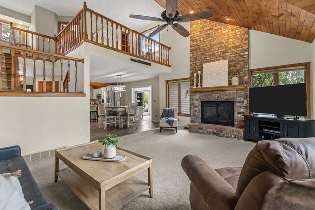 2238 WOODLAWN LANE, Appleton, WI 54914