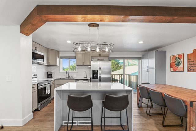 1085 E SEGO LILY DR, Sandy, UT 84094