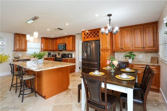 698 107th AVE N, Naples, FL 34108