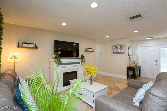 698 107th AVE N, Naples, FL 34108