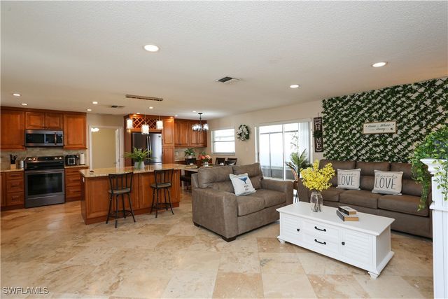 698 107th AVE N, Naples, FL 34108