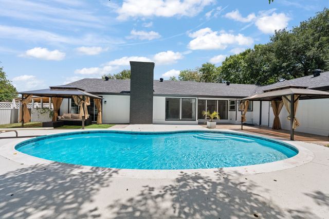 202 Roaring Springs Drive, Joshua, TX 76058