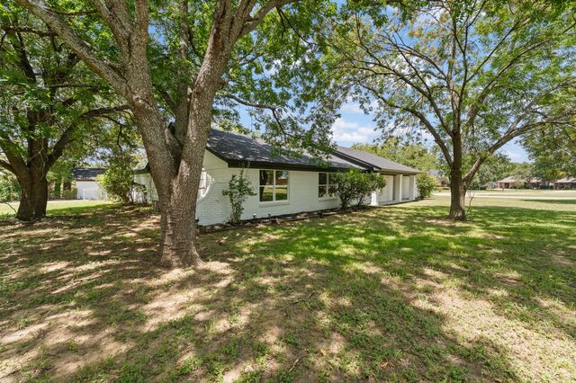 202 Roaring Springs Drive, Joshua, TX 76058