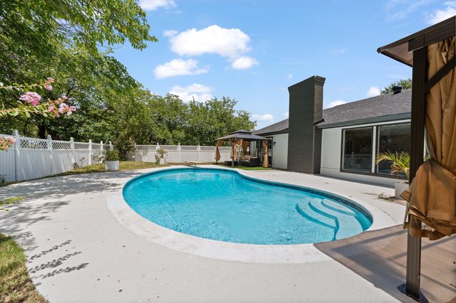 202 Roaring Springs Drive, Joshua, TX 76058