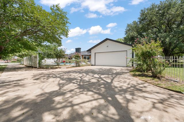 202 Roaring Springs Drive, Joshua, TX 76058