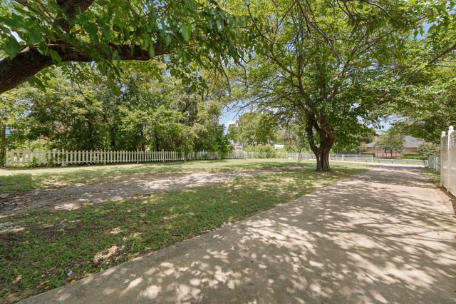 202 Roaring Springs Drive, Joshua, TX 76058