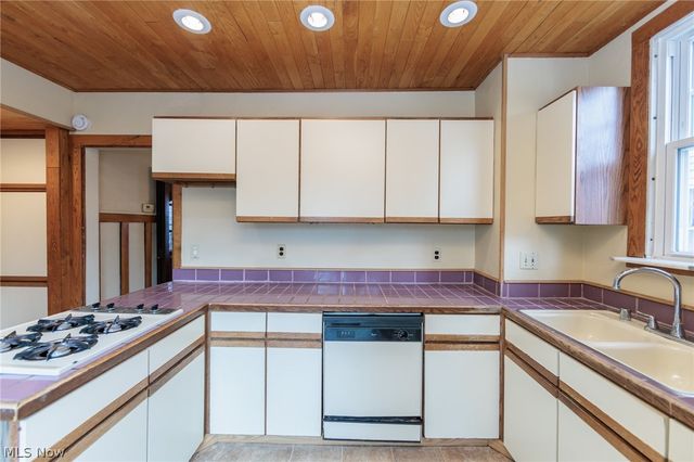 1550 Rydalmount Road, Cleveland Heights, OH 44118