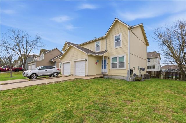 1304 S 5th Street E, Louisburg, KS 66053