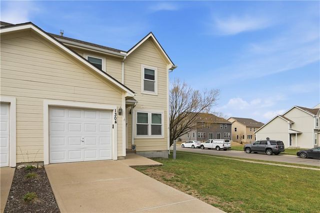 1304 S 5th Street E, Louisburg, KS 66053