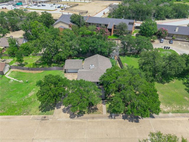2504 Broadmoor Drive, Bryan, TX 77802