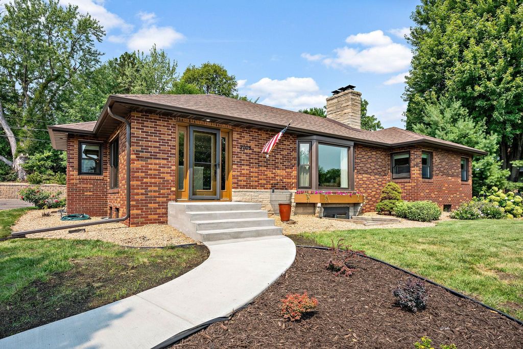 2005 Kenwood Drive W, Maplewood, MN 55117 — exterior