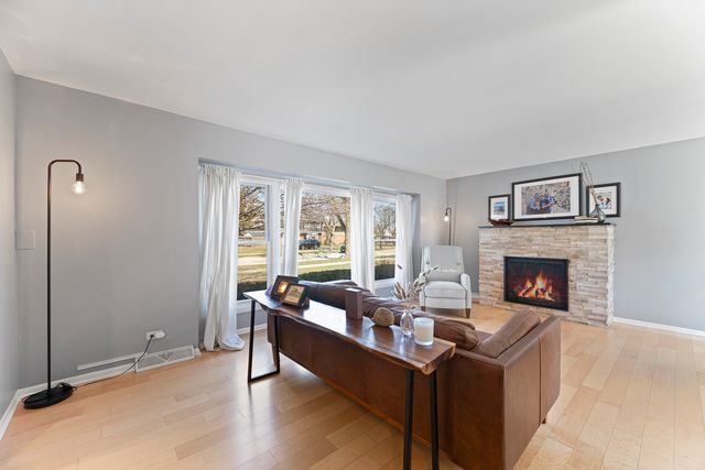 31 Mulberry East Road, Deerfield, IL 60015