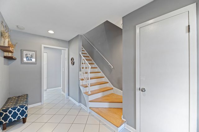 31 Mulberry East Road, Deerfield, IL 60015