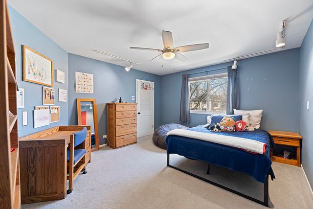 31 Mulberry East Road, Deerfield, IL 60015