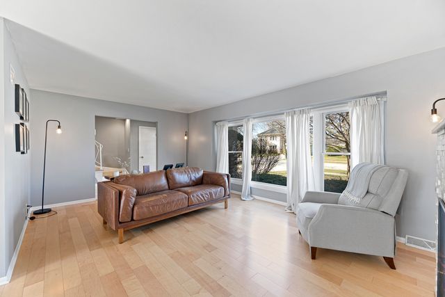 31 Mulberry East Road, Deerfield, IL 60015