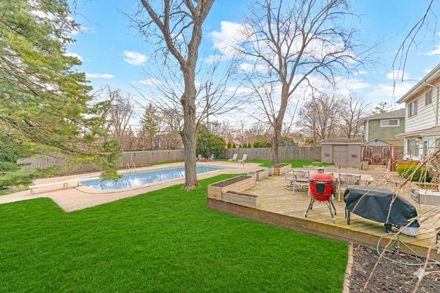 31 Mulberry East Road, Deerfield, IL 60015