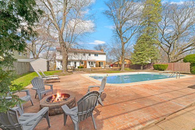 31 Mulberry East Road, Deerfield, IL 60015