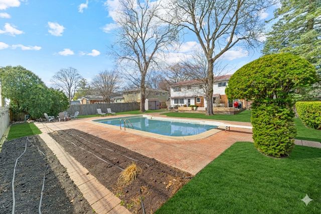 31 Mulberry East Road, Deerfield, IL 60015