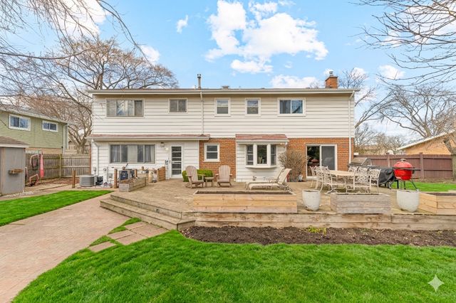 31 Mulberry East Road, Deerfield, IL 60015