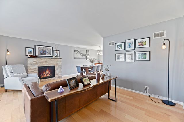 31 Mulberry East Road, Deerfield, IL 60015