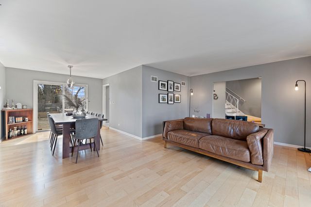 31 Mulberry East Road, Deerfield, IL 60015