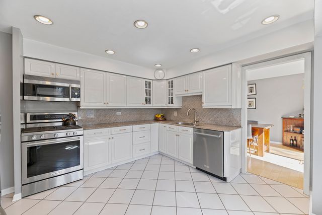 31 Mulberry East Road, Deerfield, IL 60015