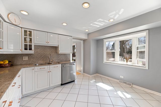 31 Mulberry East Road, Deerfield, IL 60015