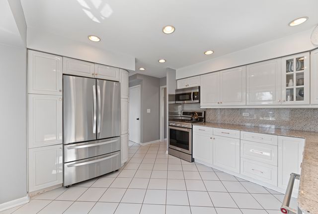 31 Mulberry East Road, Deerfield, IL 60015