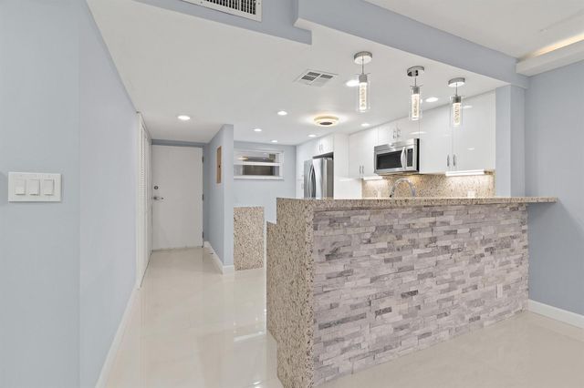 3580 S Ocean Boulevard 8b, South Palm Beach, FL 33480