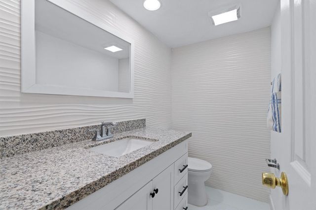 3580 S Ocean Boulevard 8b, South Palm Beach, FL 33480