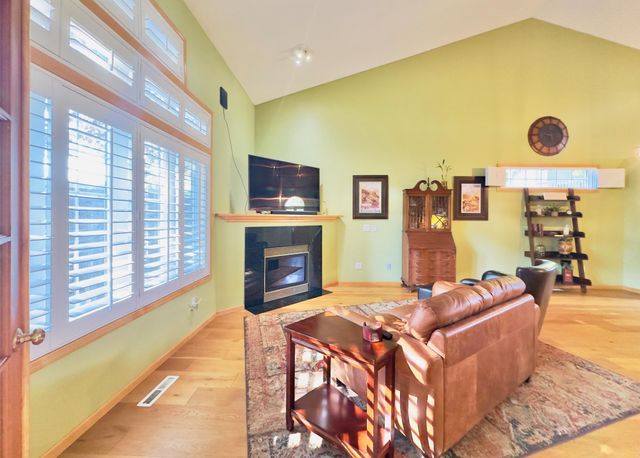 915 Kimberly Lane, Chanhassen, MN 55317