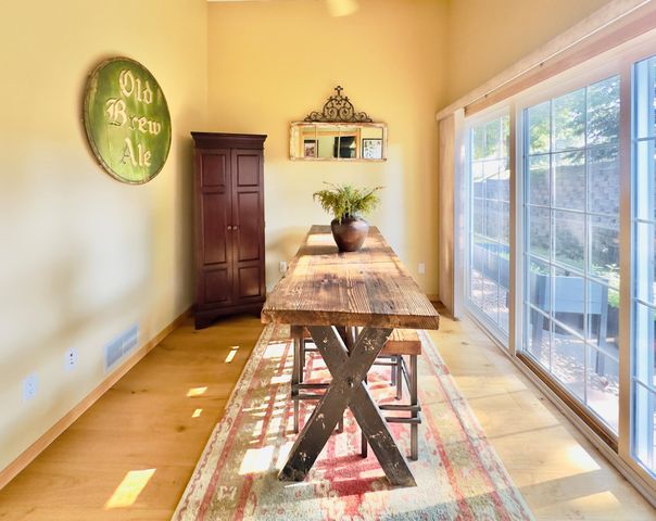 915 Kimberly Lane, Chanhassen, MN 55317