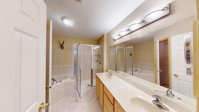 915 Kimberly Lane, Chanhassen, MN 55317
