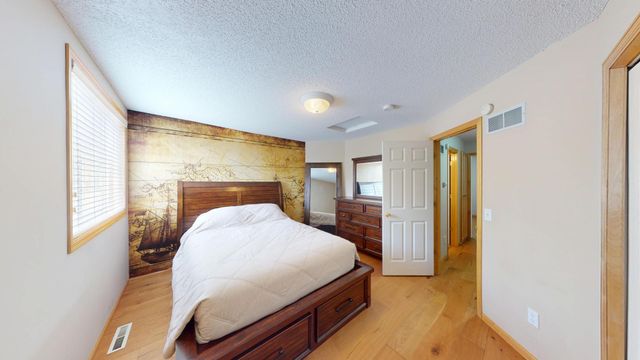 915 Kimberly Lane, Chanhassen, MN 55317