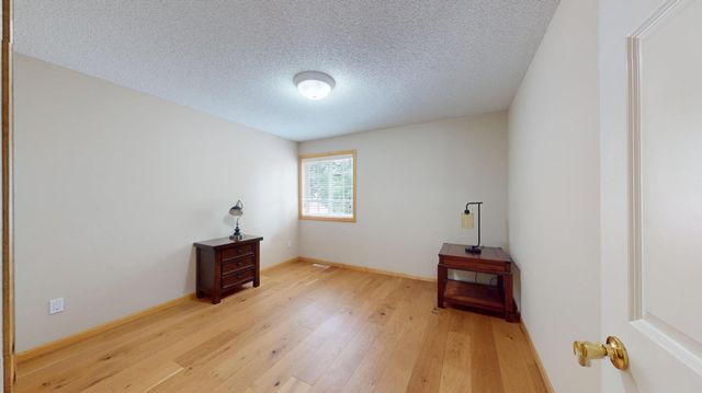 915 Kimberly Lane, Chanhassen, MN 55317