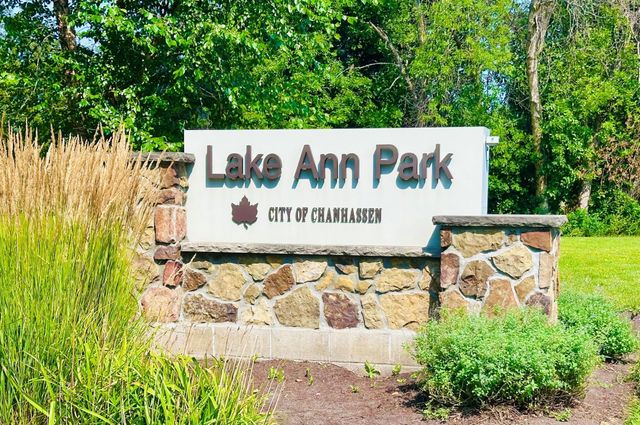 915 Kimberly Lane, Chanhassen, MN 55317